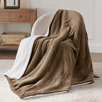 BEDSURE Decke Sofa Kuscheldecke Camel - warm Sherpa Sofaüberwurf Decke, Dicke Sofadecke Couchdecke, 150x200 cm XL Flauschige Wohndecke für Couch - Geschenkapp