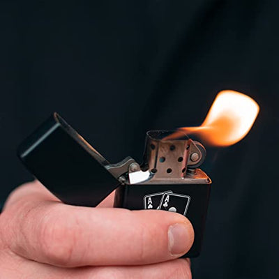 Creativgravur - Feuerzeug mit Gravur - personalisiertes Geschenk Mann, Freund oder Papa - Feuerzeug mit Spruch aus schwarzem Metall - Sturmfeuerzeug mit Gravur - Motiv: 2 ASSE - Geschenkapp