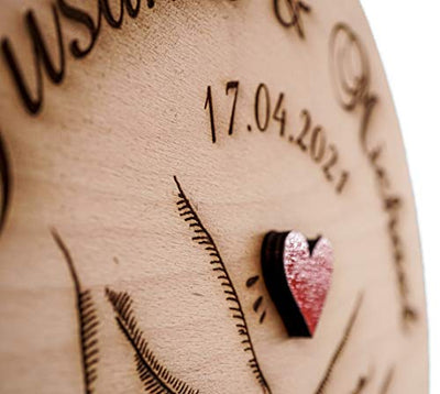 DARO Design - Holzscheibe aus Holz 30cm - Gravur Personalisiert Name Datum Paar - Hand in Hand mit rotem Herz - Geschenkapp