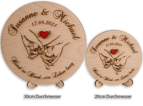 DARO Design - Holzscheibe aus Holz 30cm - Gravur Personalisiert Name Datum Paar - Hand in Hand mit rotem Herz - Geschenkapp