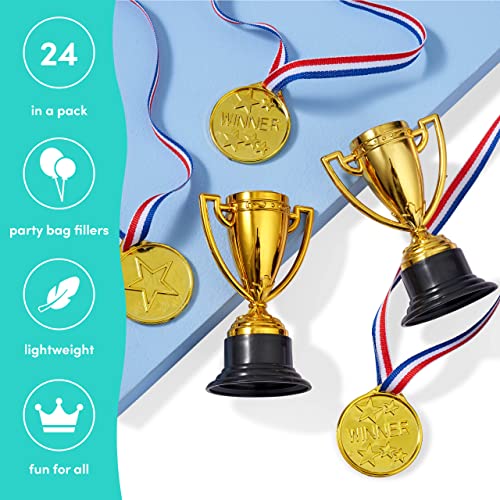 THE TWIDDLERS 12 Stück Sportfest Goldmedaillen & 12 Pokale/Trophäen für Kindergeburtstag, Schulspiele & Feiern - Mitgebsel & Preis - Geschenkapp
