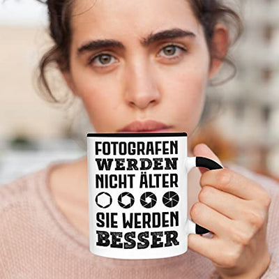 Trendation - Fotograf Tasse Zubehör Fotografie Geschenk Fotografieren Kaffeetasse Geschenkideen Lustiger Spruch (Schwarz) - Geschenkapp